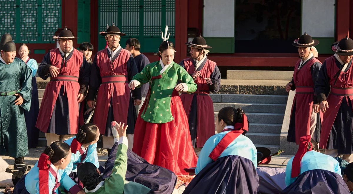 Lim Ji Yeon “lột xác” thành ác phi xuyên không trong Kẻ Thù Hoàng Gia Của Tôi (My Royal Nemesis)