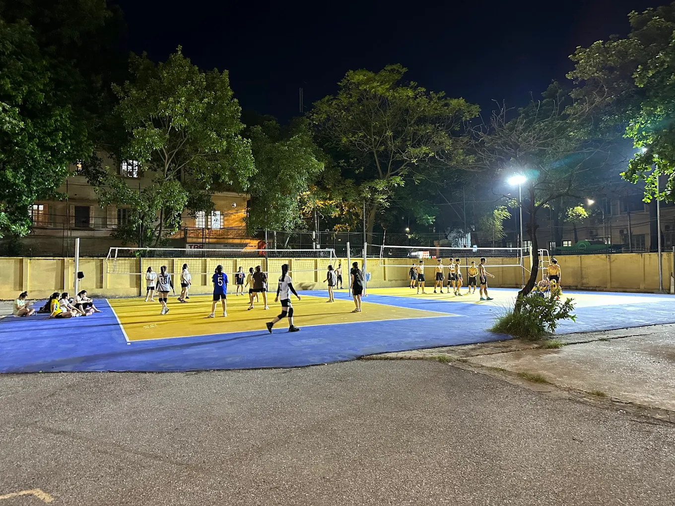 Top 18+ sân bóng chuyền: Kích thước, tiện ích & giá thuê