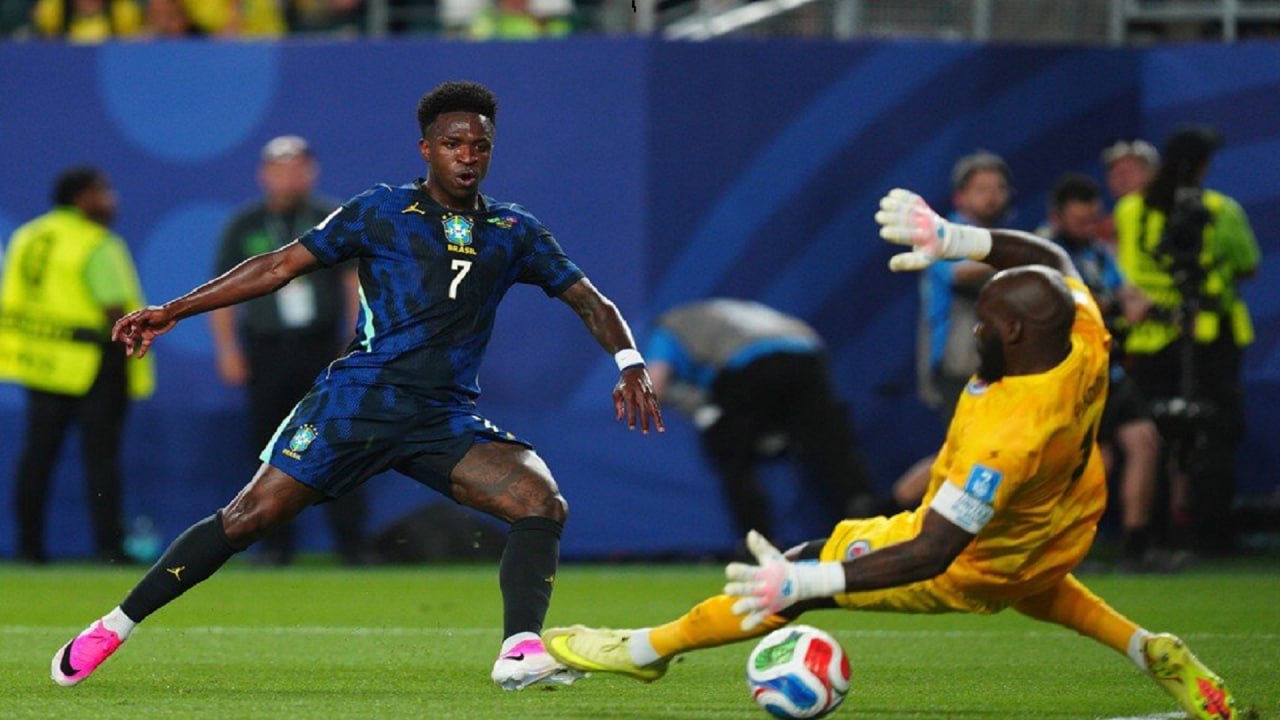 Vinicius sút chìm ấn định tỉ số 3-0 cho Brazil