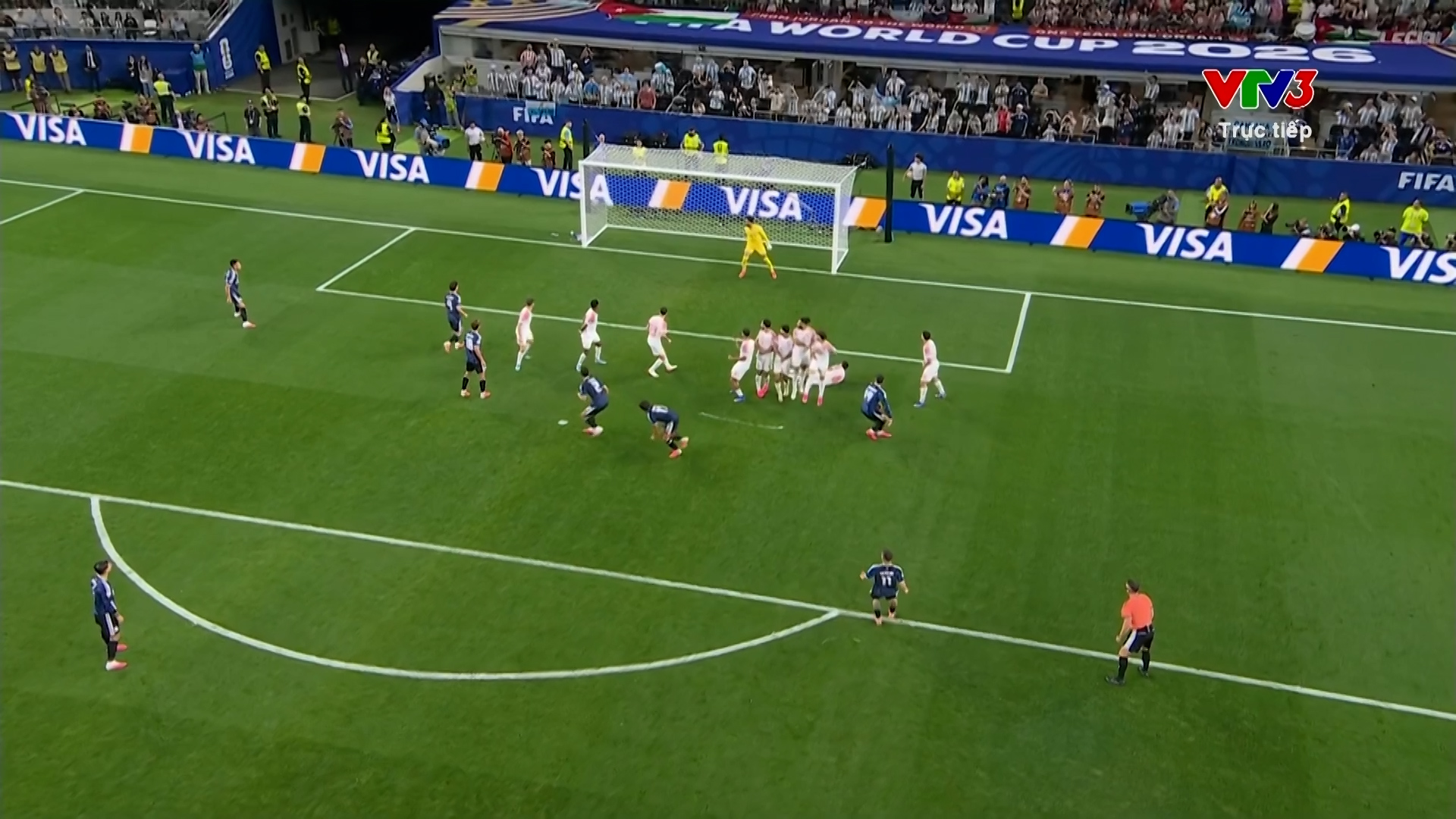  Lo Celso thực hiện pha đá phạt tinh quái mở tỉ số cho Argentina